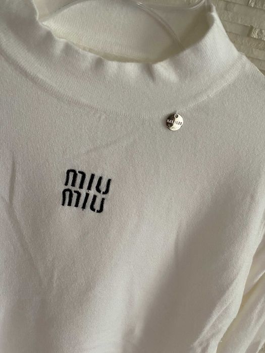 Premium biały sweterek miu z  pół golfem - znaczek