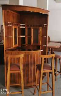 bar de madeira de canto com cadeiras