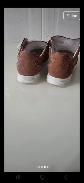 Sapatos camurça castanhos