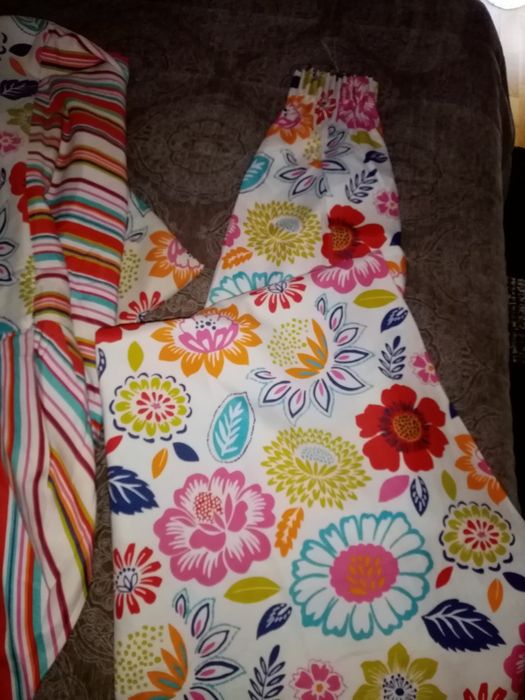 Conjunto de colcha e cortinas laterais.