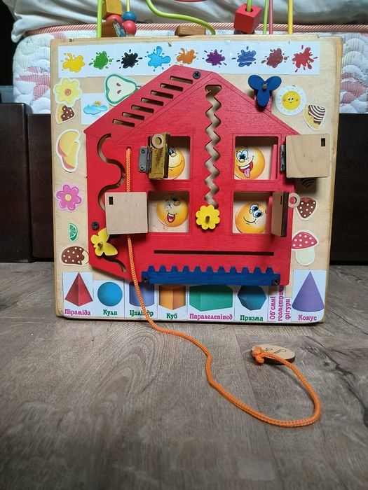 Бизикуб дерево с пальчиковым лабиринтом  29×29 см плюс 1 кг цукерок