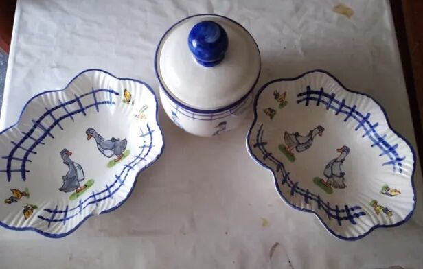 Conjunto de pote e travessas de porcelana Antigo