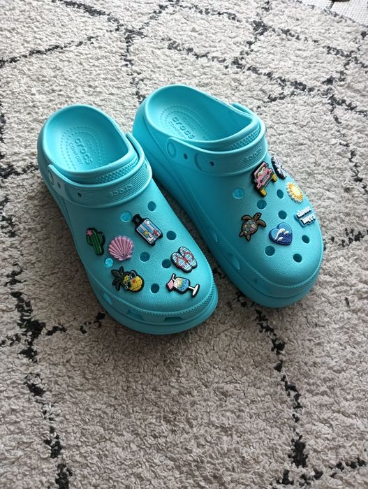 Crocs Classic Platform – turkusowe z przypinkami (Jibbitz) 42