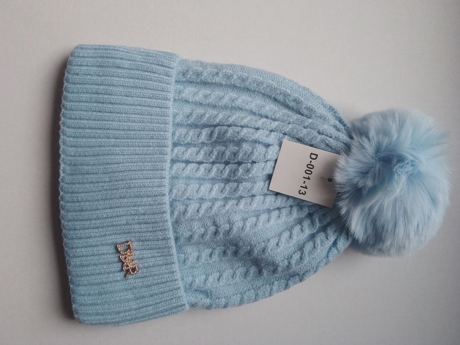 Czapka damska z pomponem