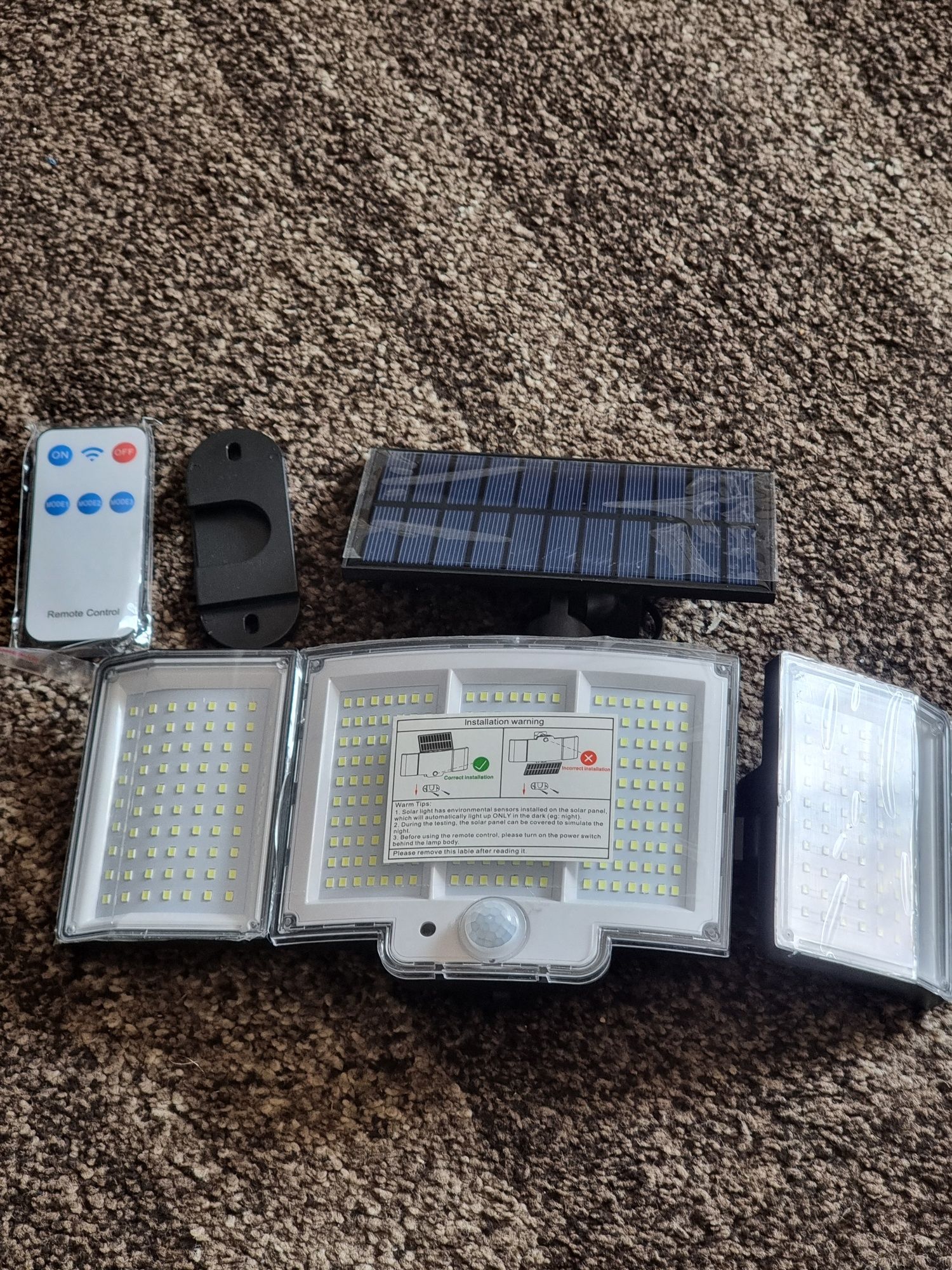 Lampa solarna LED z czujnikiem ruchu