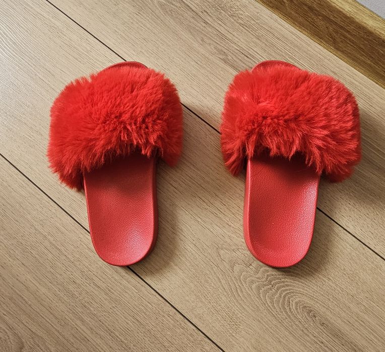 Damskie czerwone klapki kapcie z futerkiem używane
