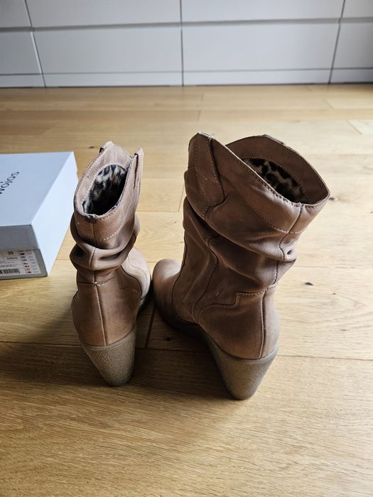 Botki lasocki lekko ocieplane rozm. 39 nubuk