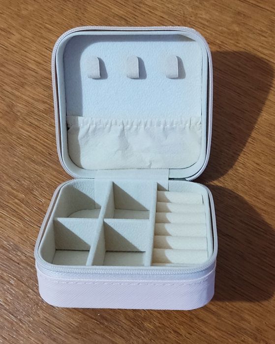 różowe pudełko na biżuterię