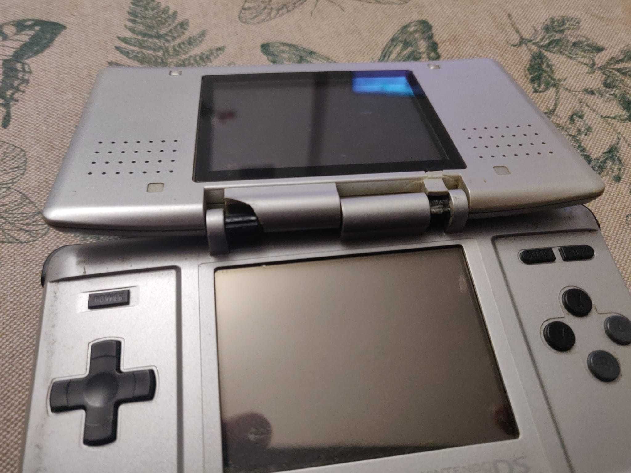 Nintendo DS original com dobra danificada