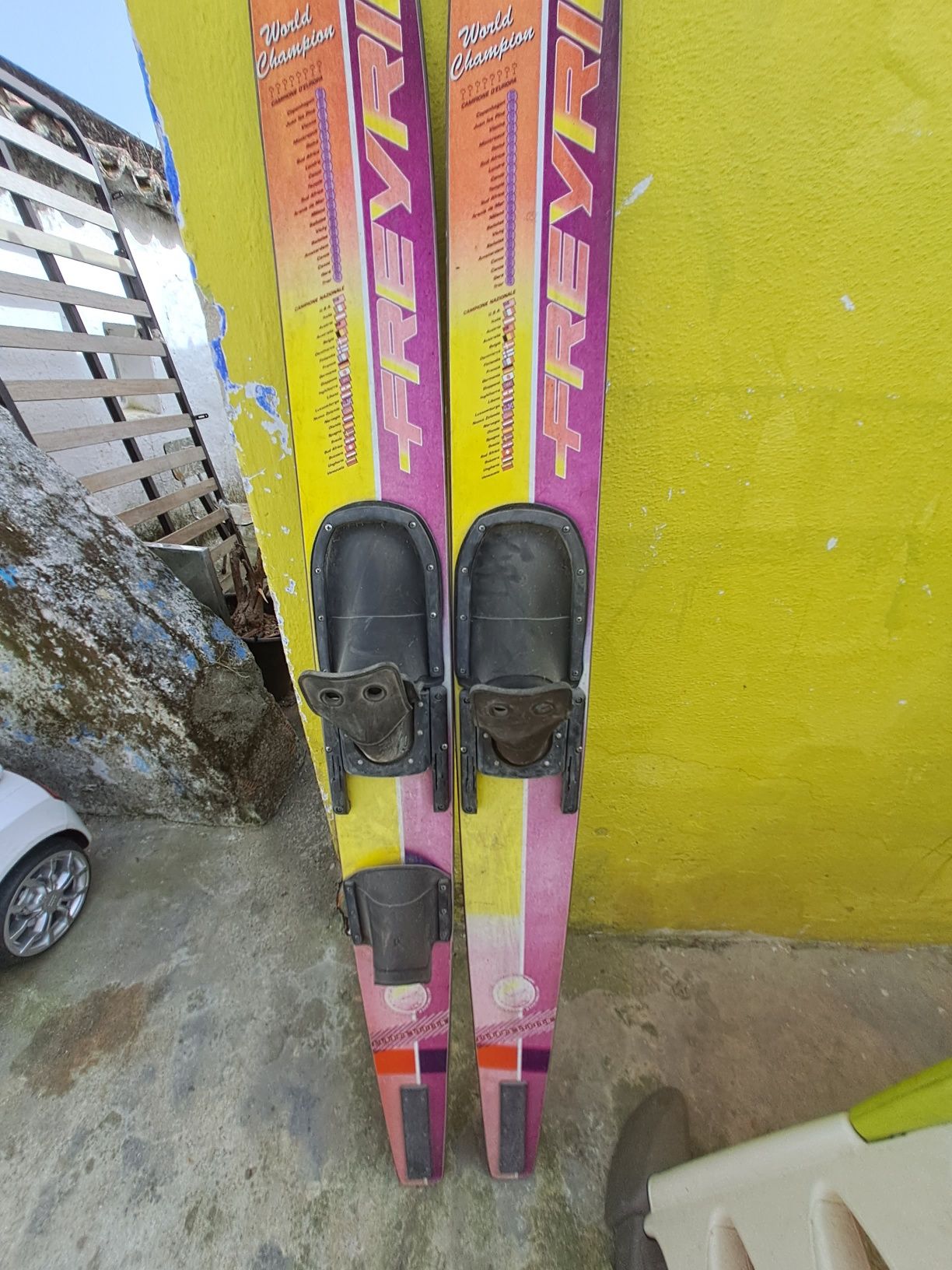 Skis aquáticos usados