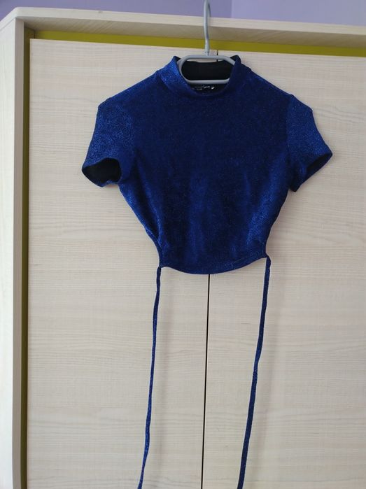 Crop top damski z wiązaniem i brokatową nitką