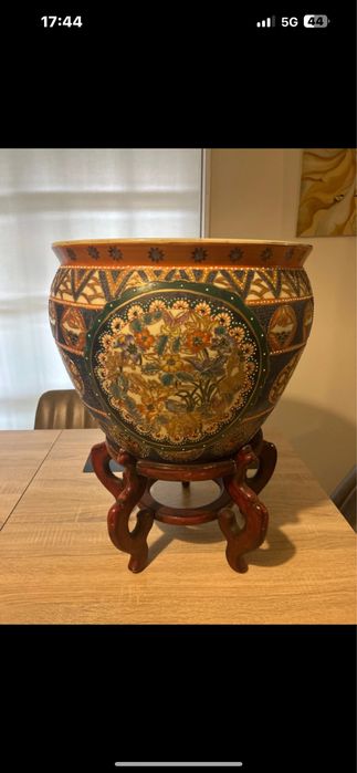 Caspon de porcelana com pianha de madeira