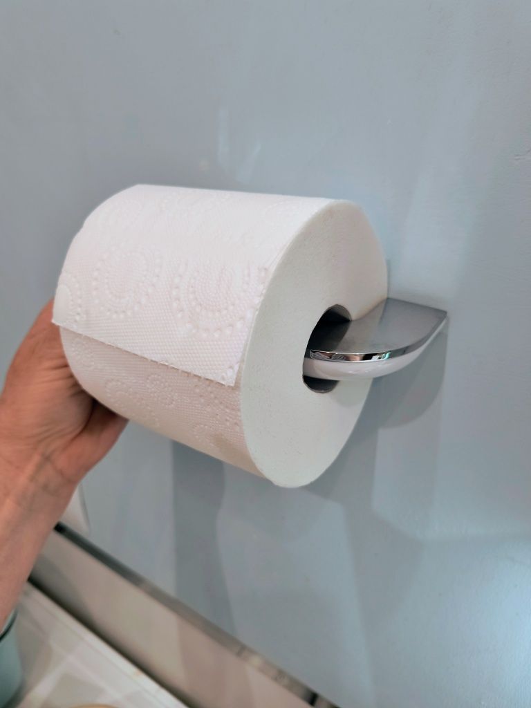 Uchwyt na papier toaletowy i wieszak na ręcznik. Komplet