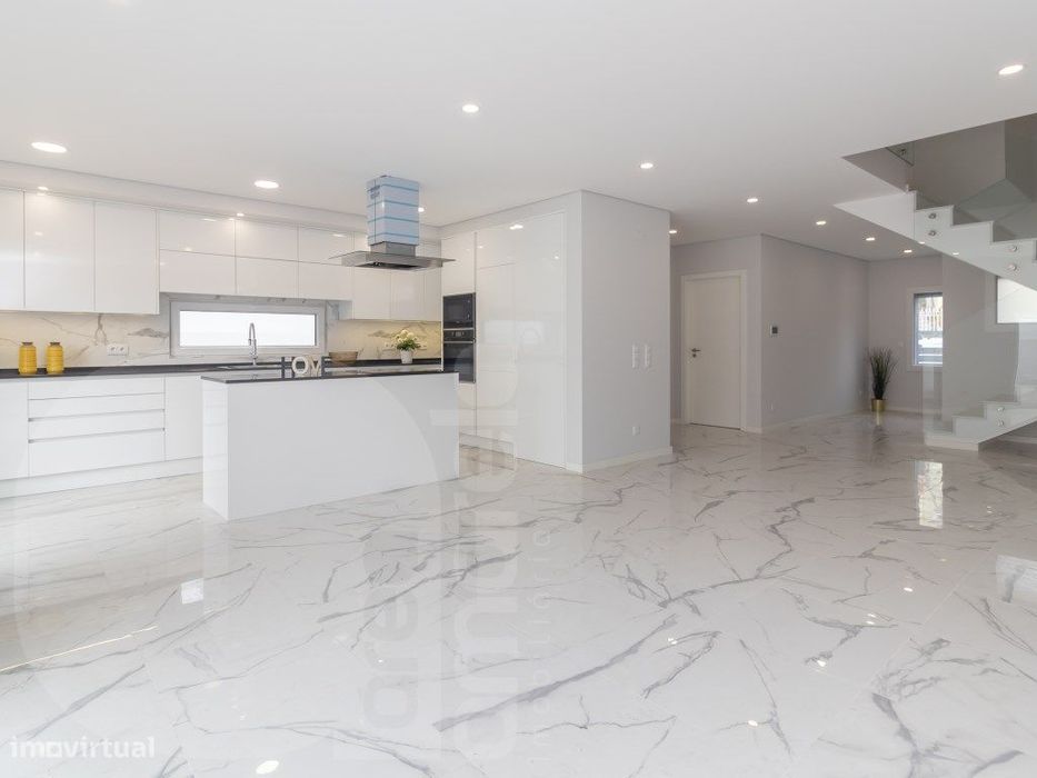 Moradia Nova T4 | Excelentes áreas, Garagem e Churrasqueira | Amora...