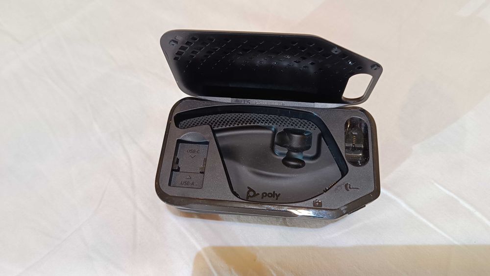 Зарядный кейс футляр для для Plantronics voyager 5200. Версия POLY