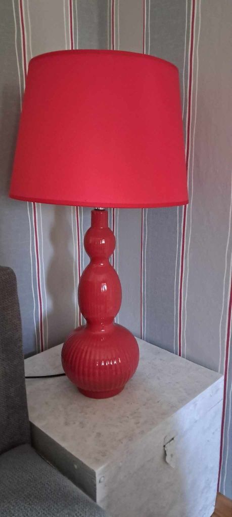 Lampa czerwona z kloszem