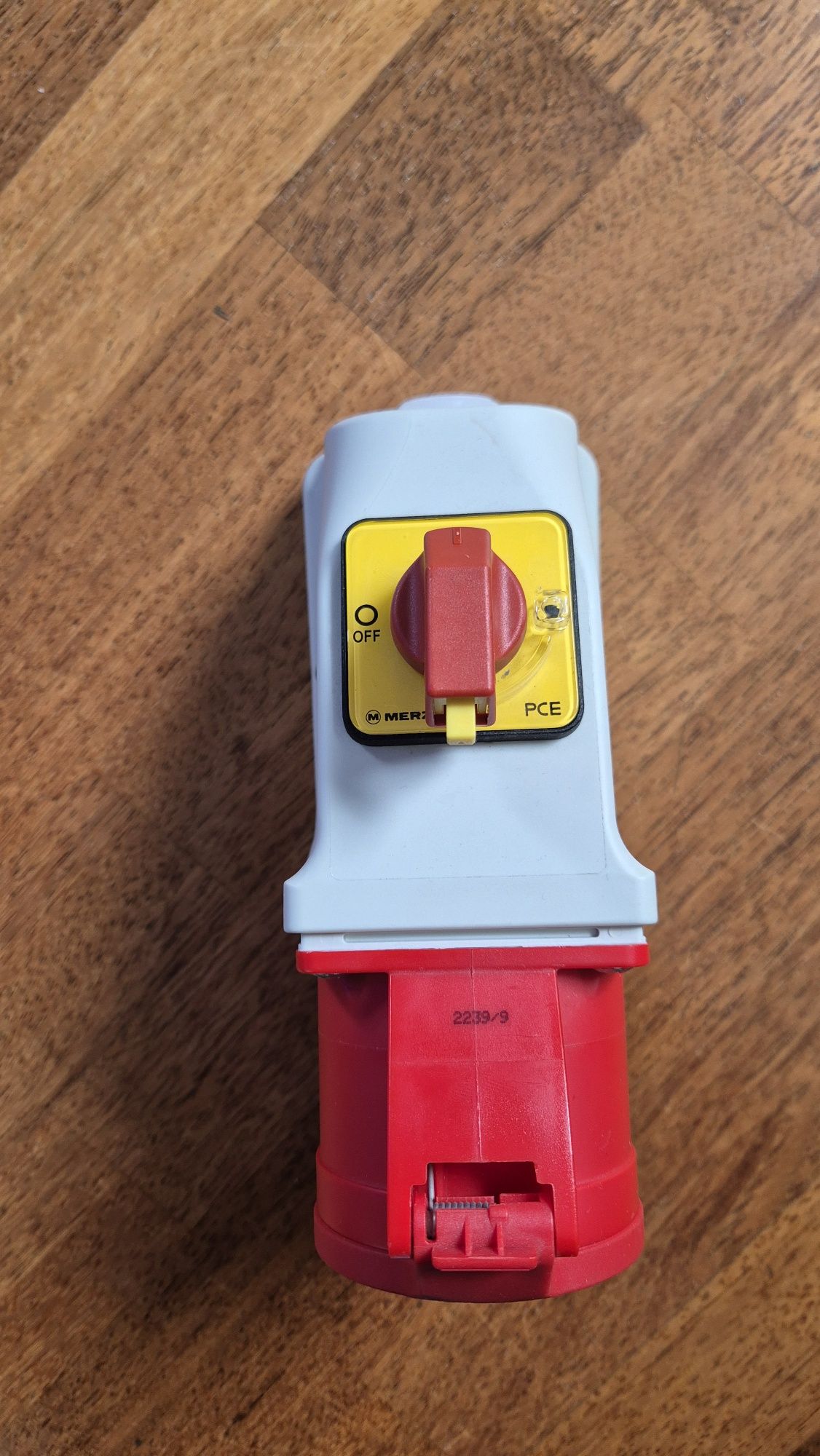 Gniazdo PCE 925-6W IP44 3 fazowe 32A z rozłącznikiem MERZ