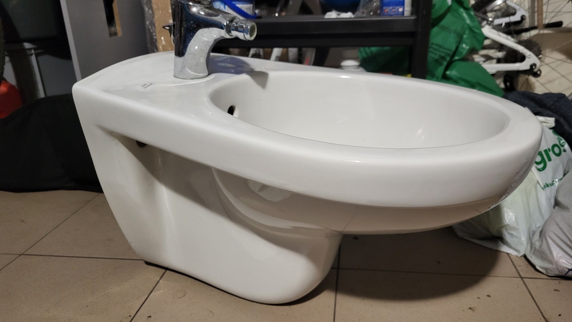 Bidet w zestawie z baretią