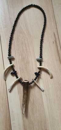 Amulet z rogu jelenia i zębów dzika i kamieni naturalnych