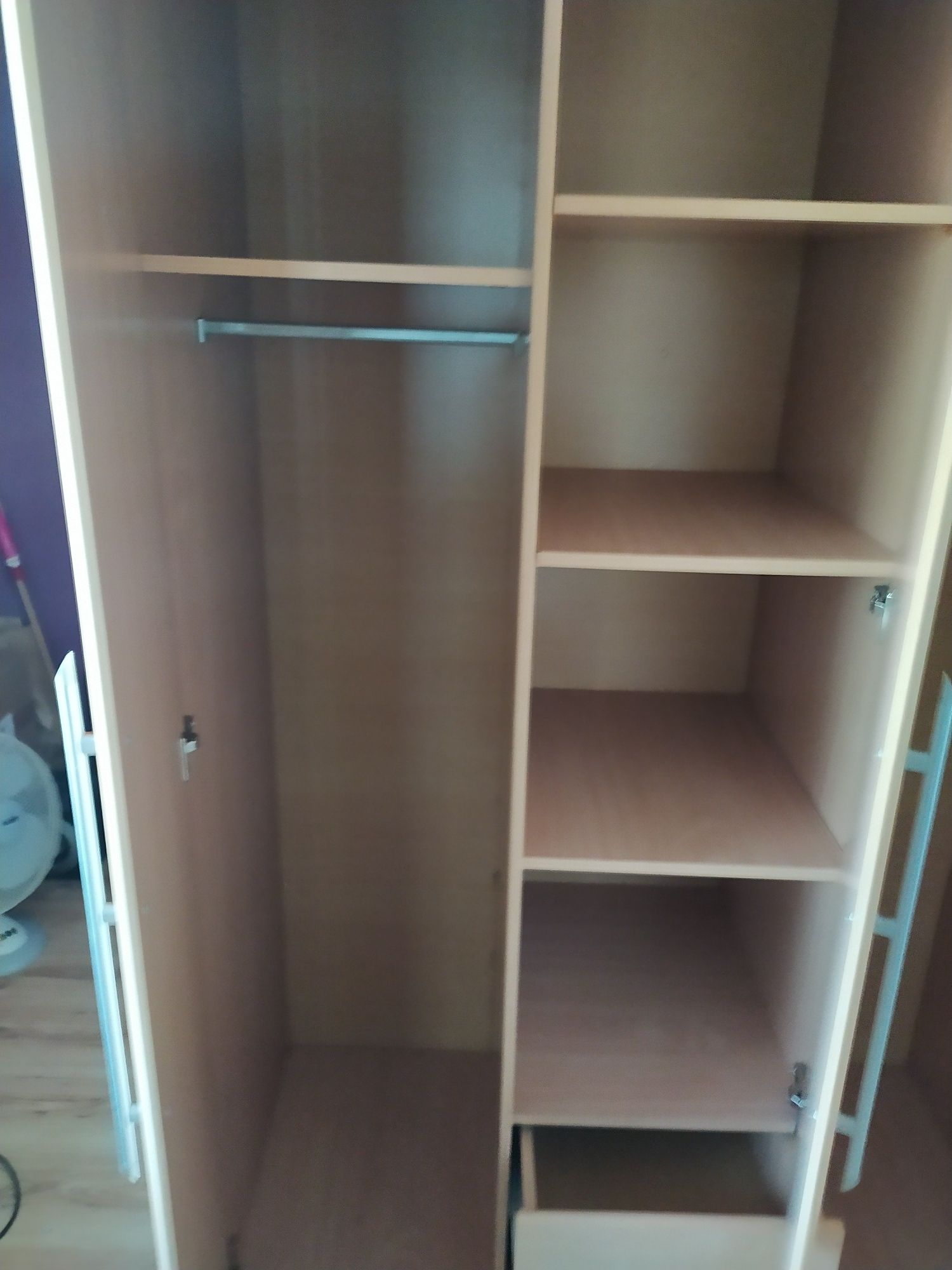 Szafa trzydrzwiowa z lustrem i szufladami