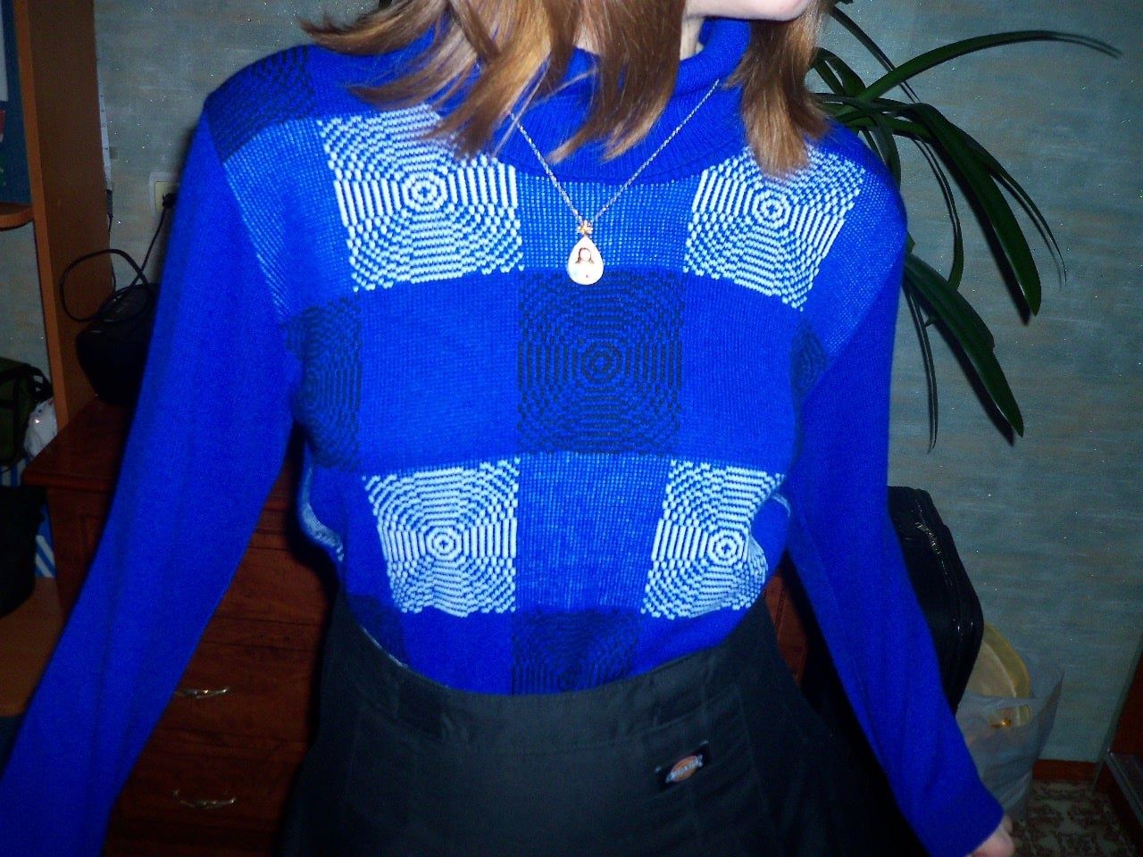 синій в'язаний светрик з шахматним візерунком кілець