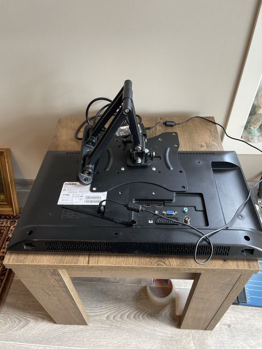 Телевізор Philips з кріпленням до стінки