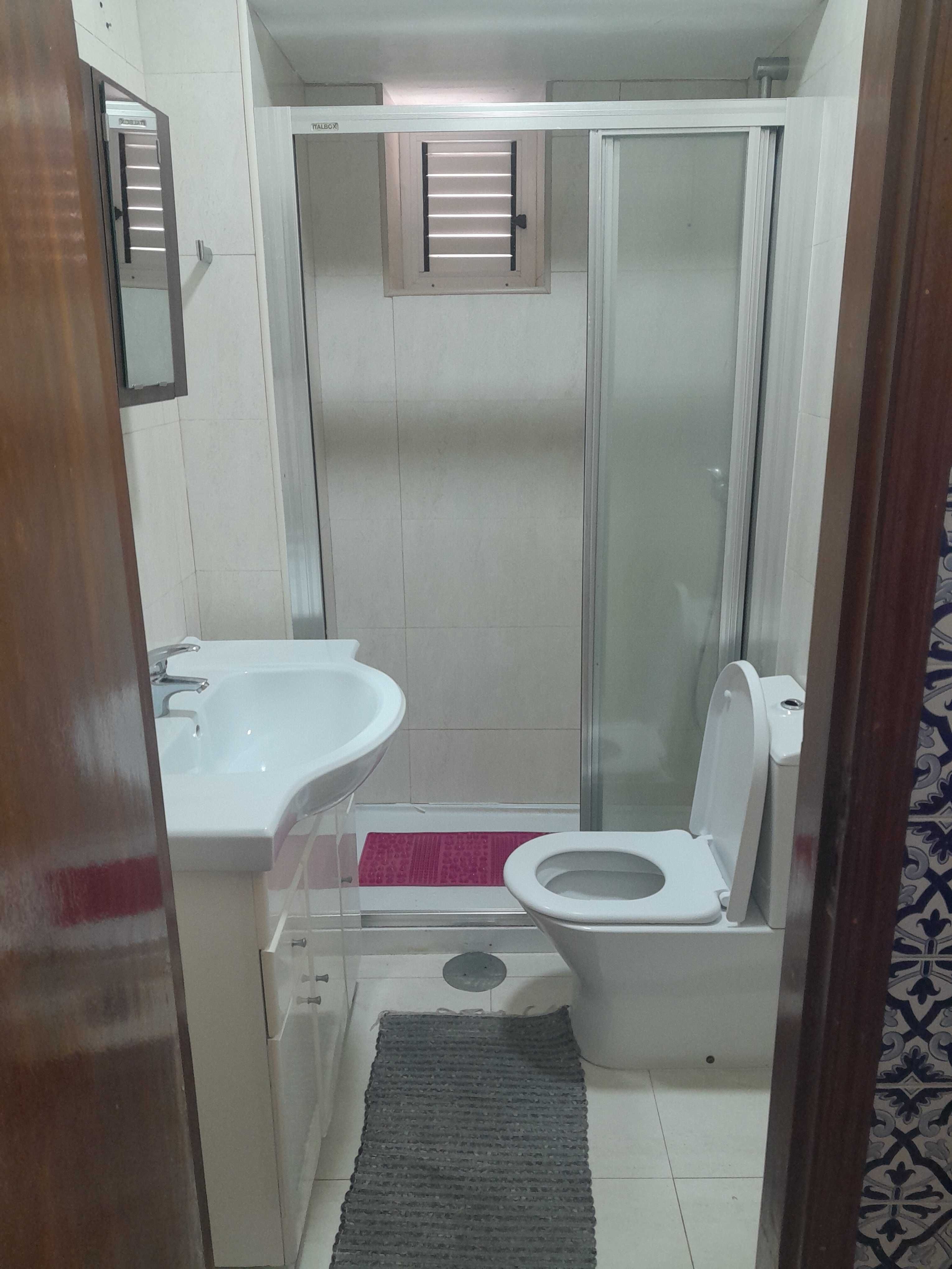 Alugo quarto para mulheres