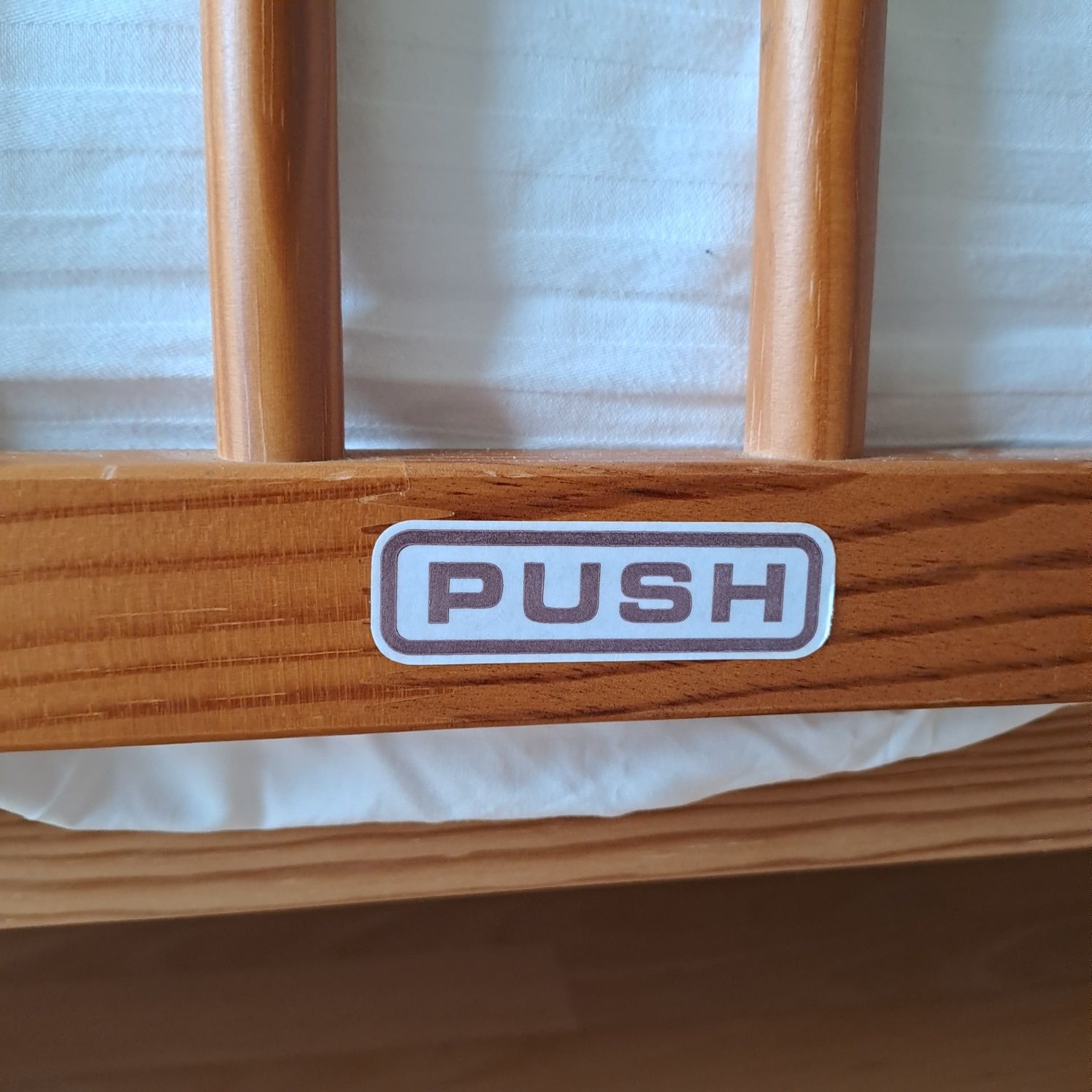 Cama bebé em pinho com colchão