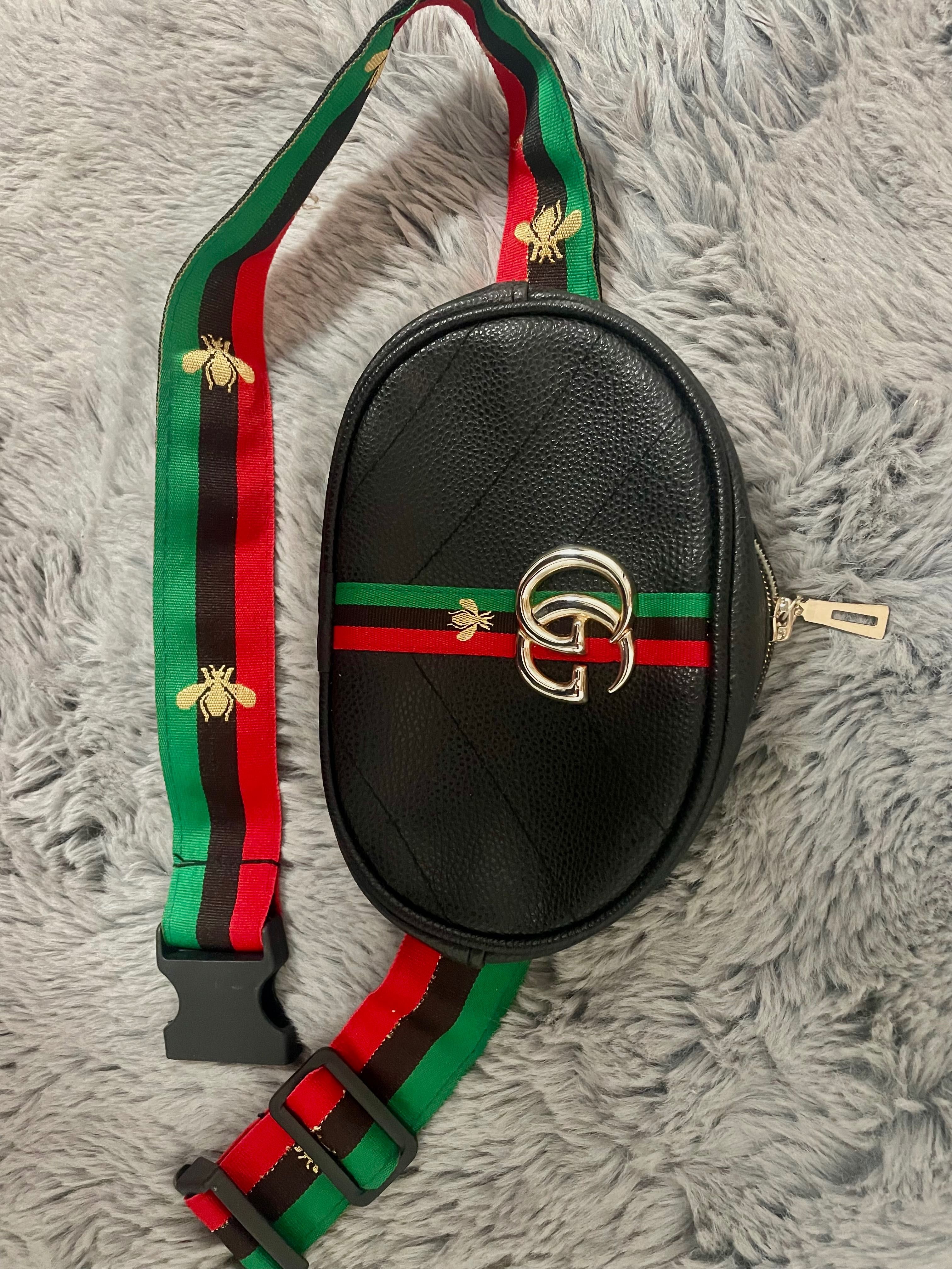Шкіряна міні сумка бананка Gucci