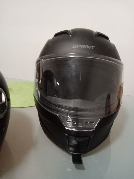 Capacete preto, com viseira para o sol