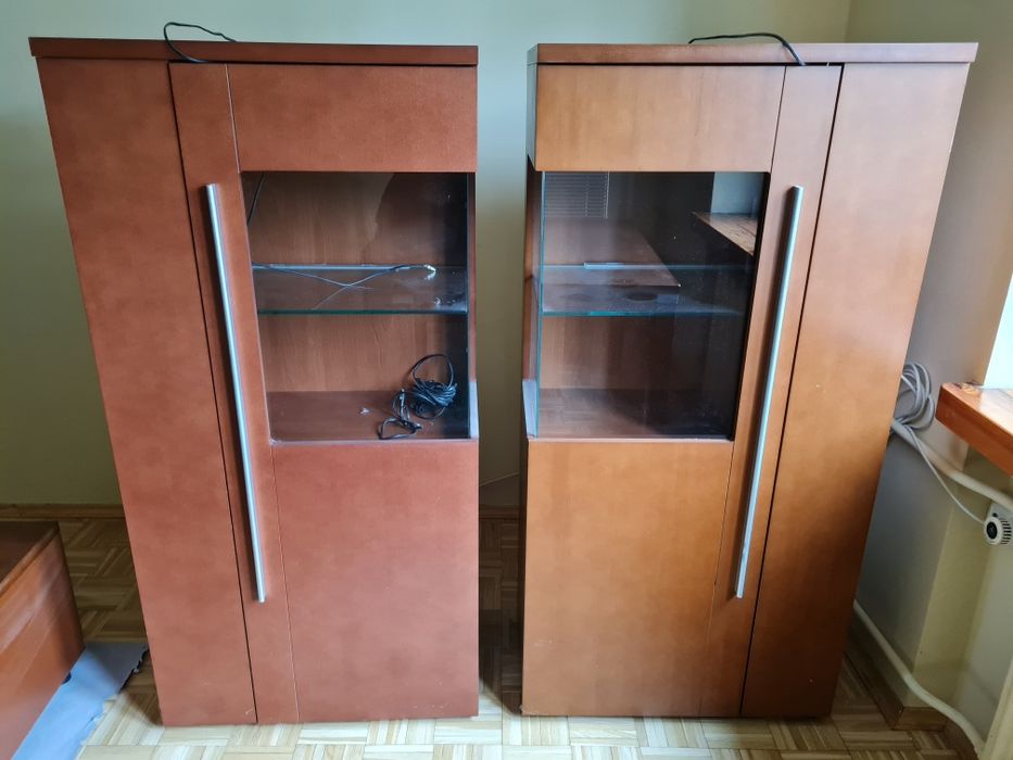 Dwie Komody witryny podświetlane