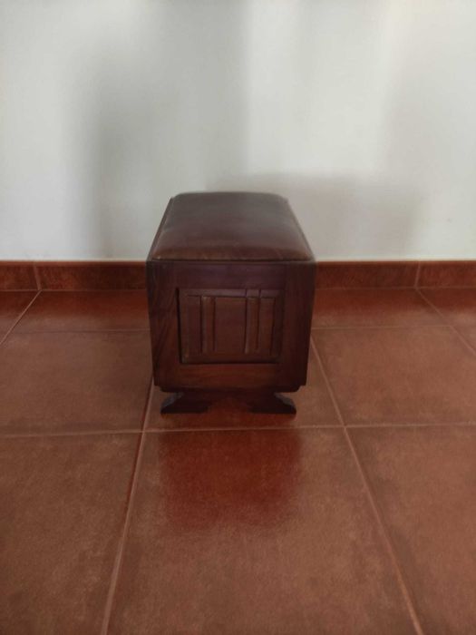 Banco Decorativo Vintage em Madeira com Estofo em Pele