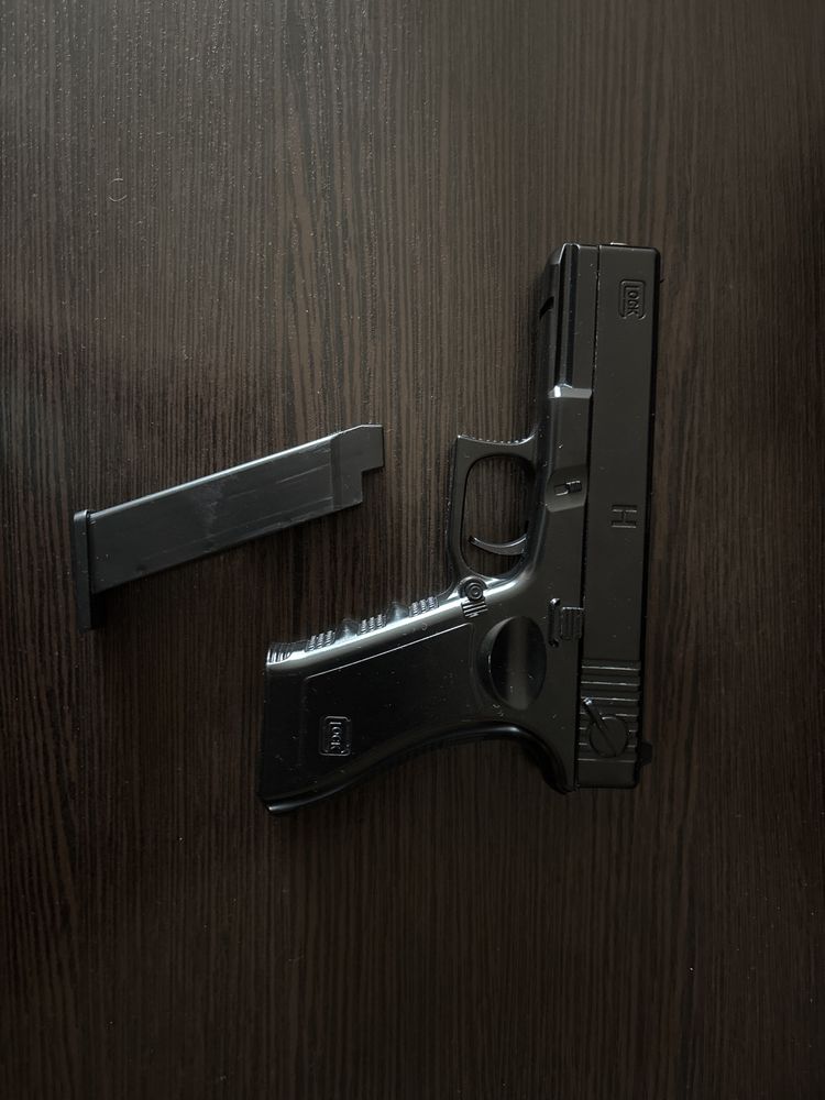Іграшковий металевий пістолет Glock-17 на пульках