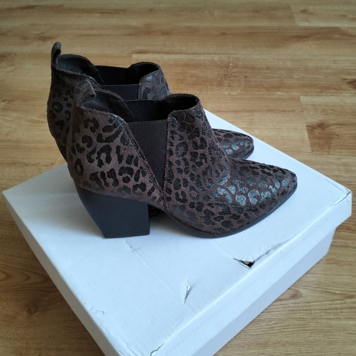 Botki brązowe na słupku