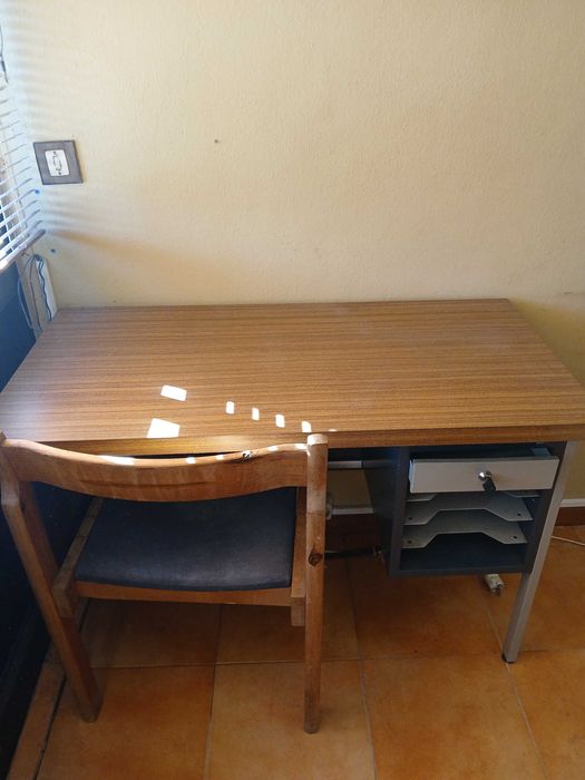 Mesa e cadeira em  ferro