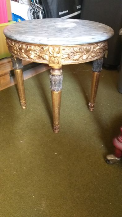 Mesa apoio dourada com pedra