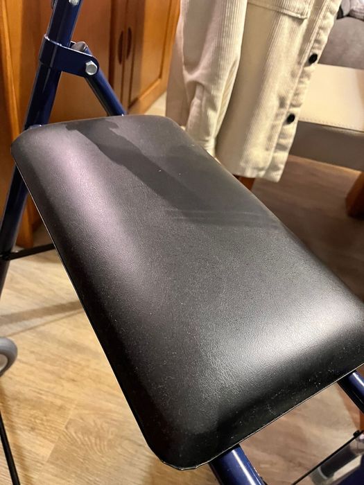 Andarilho com Assento e Rodas