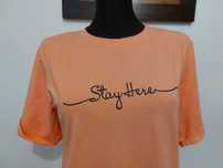 Koralowy T-shirt z napisem, r. uniwersalny