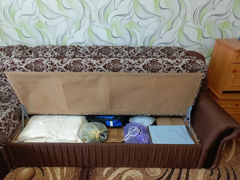 Угловий пружинний диван