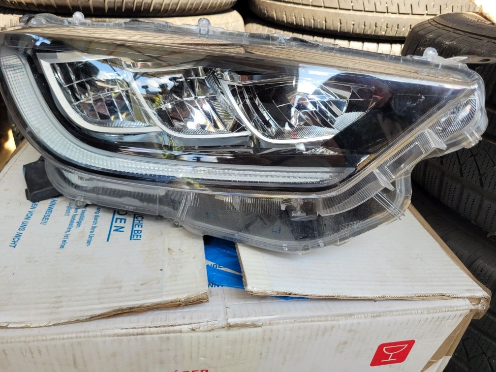 Toyota Yaris lV 4 lampa przednia  prawa Full led