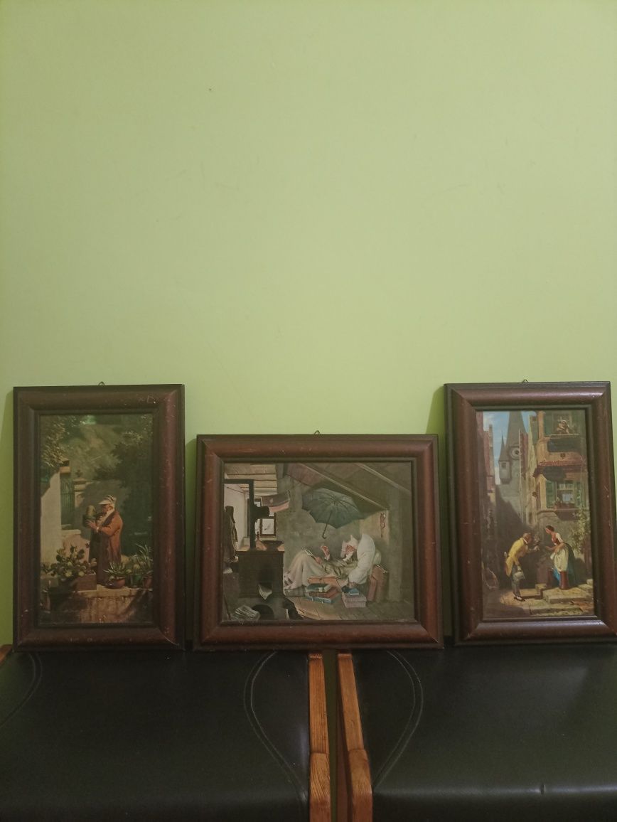 Kolekcja starych trzech obrazów w grubych ramach.