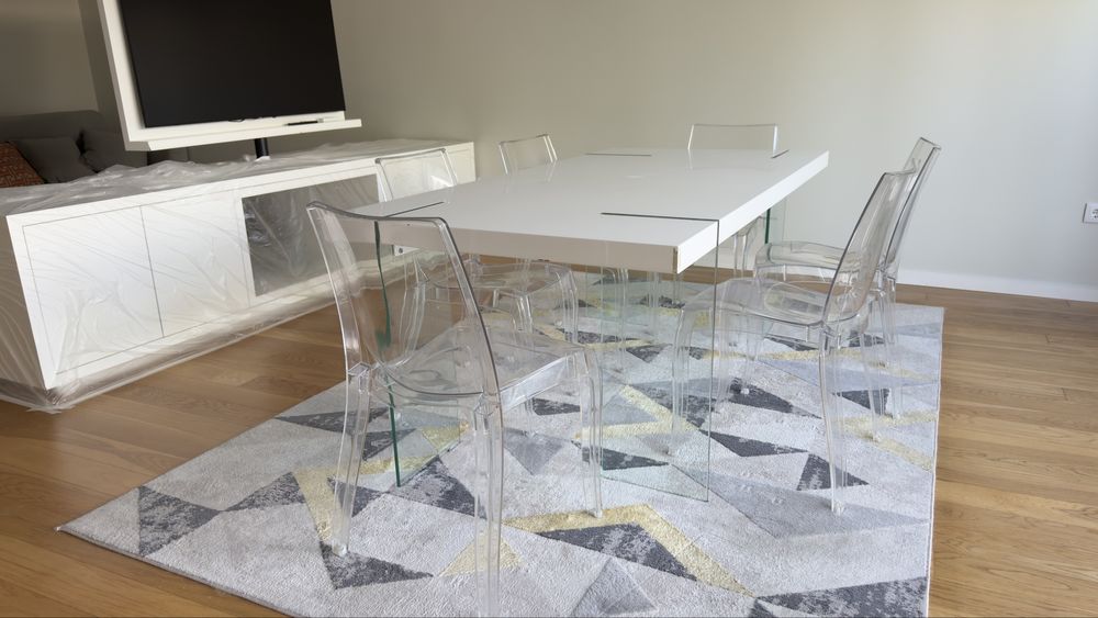 Mesa de jantar e cadeiras
