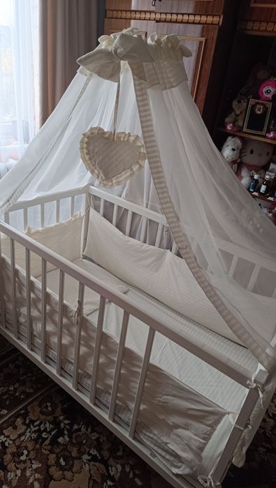 Дитяче дерев'яне ліжечко