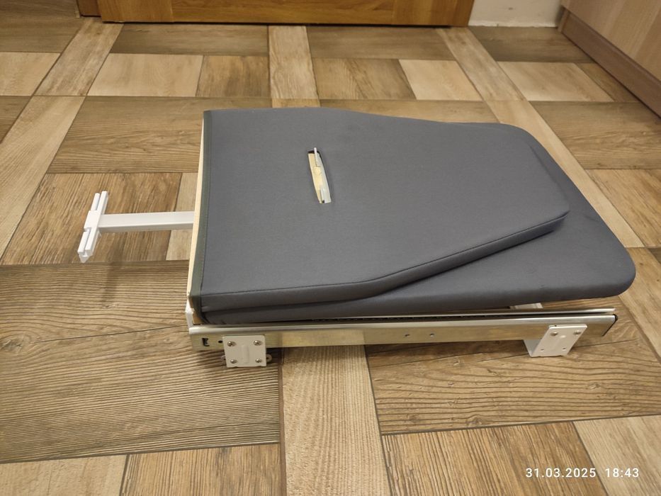 Nowa szara składana deska do prasowania wysuwana