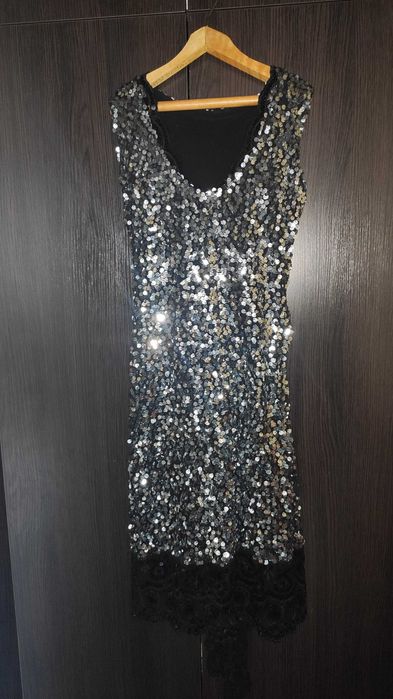 Красивое нарядное платье в пайетках со шлейфом