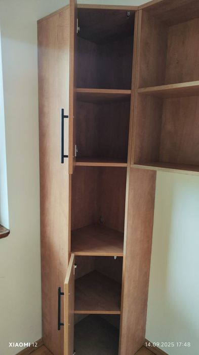 Szafka narożna z półkami