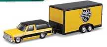 Chevrolet 1979 K5 Blazers & Car Trailer 1:64 jak Hot Wheels Majorette