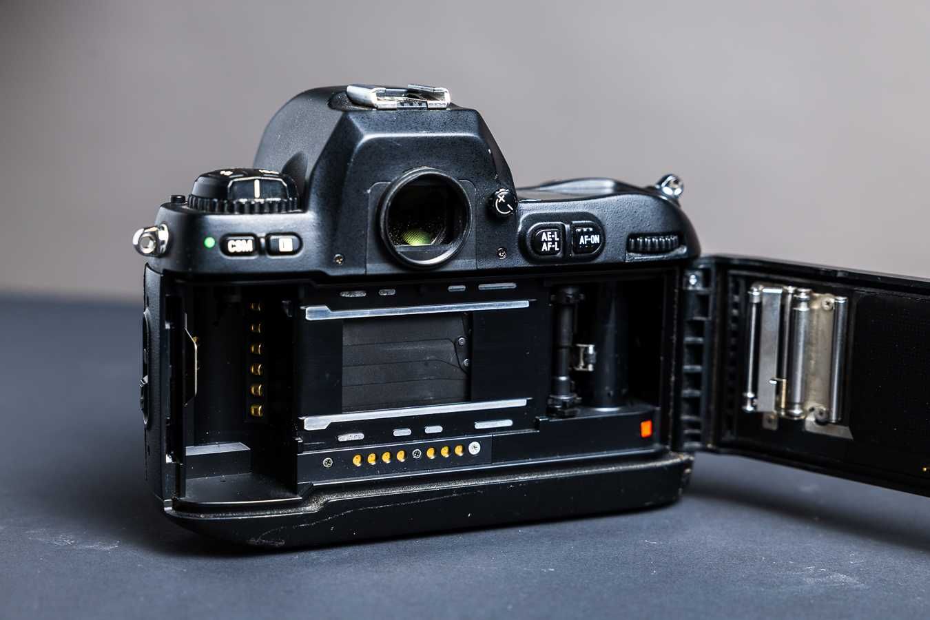 Nikon F100 com Caixa e porta reforçada