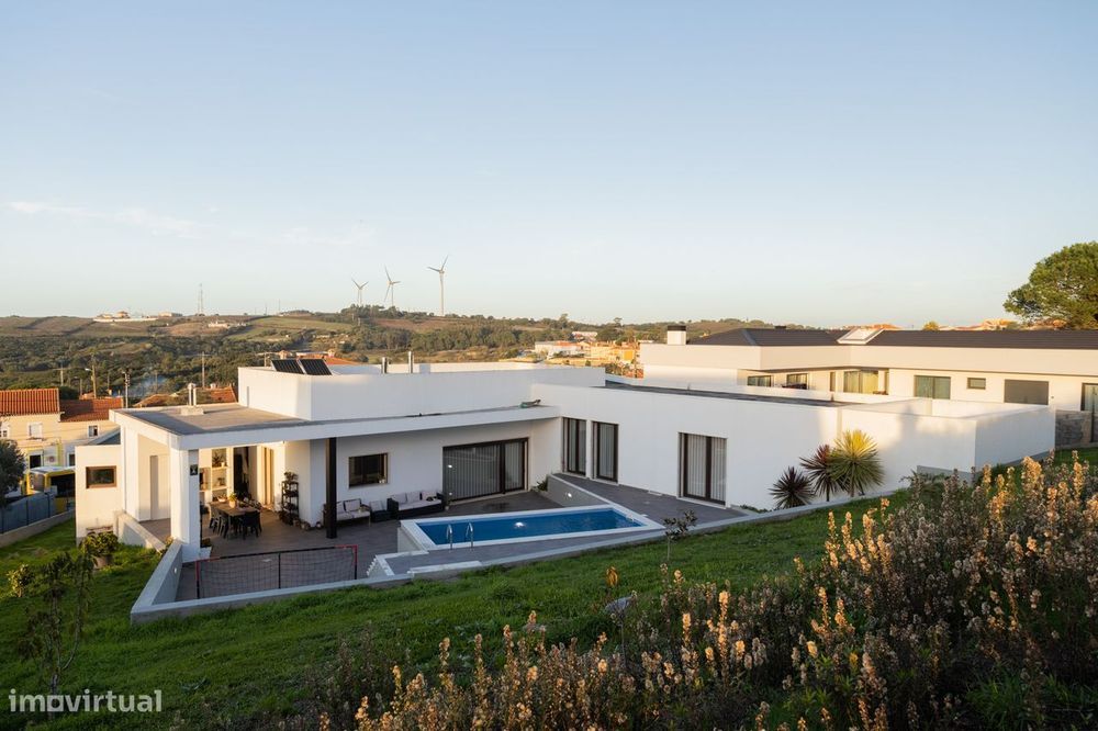 Luxuosa Moradia Térrea nos Arredores de Lisboa: Conforto, Privacidade