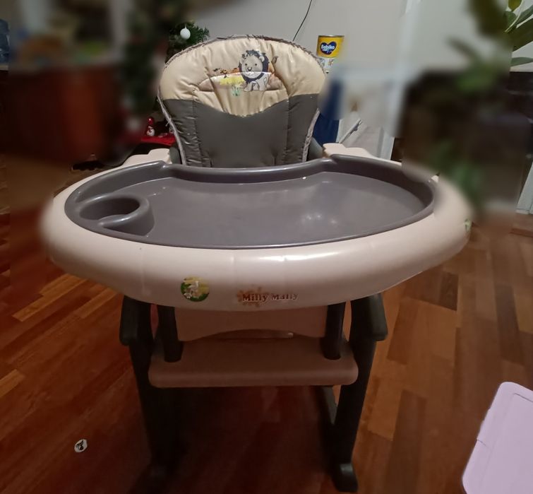 Krzesełko do karmienia i stolik